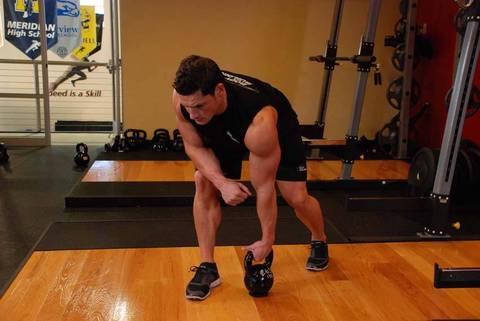 Tek El Kettlebell Halatı — başlangıç pozisyonu