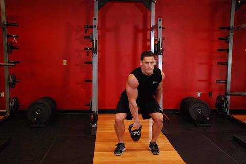 Tek El Kettlebell Bölünmüş Snatç — bitiş pozisyonu