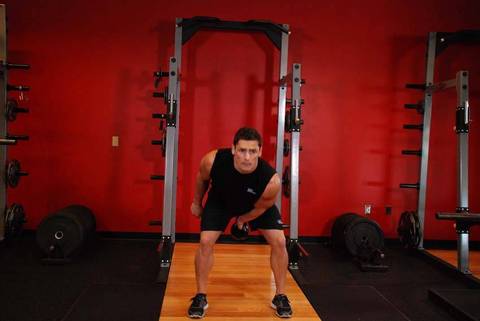 Tek El Kettlebell Swingu — bitiş pozisyonu