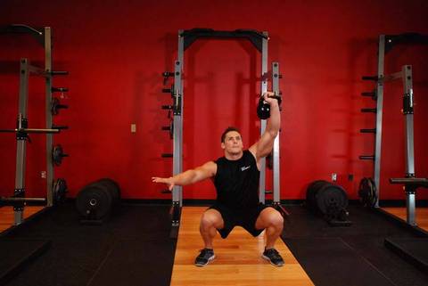 Tek El Başında Kettlebell Squatı — bitiş pozisyonu