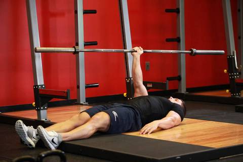 Tek Kol Zemin Bench Press — bitiş pozisyonu