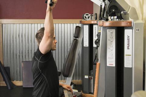 Tek Kol Lat Pulldown — başlangıç pozisyonu