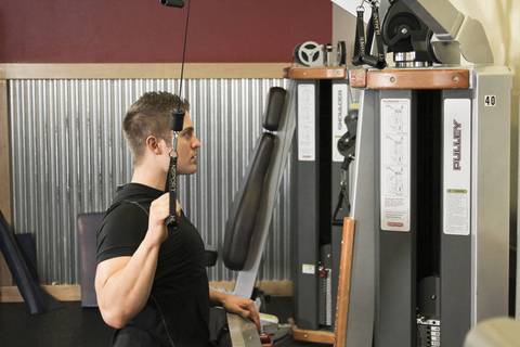 Tek Kol Lat Pulldown — bitiş pozisyonu