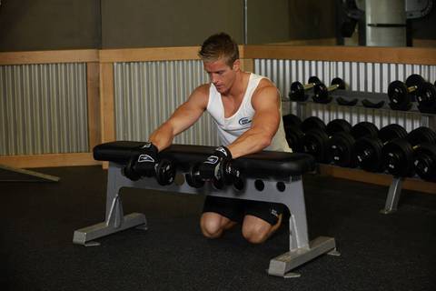 Avuç İçi Aşağı Dambıl Bilek Curl Bench Üzerinde