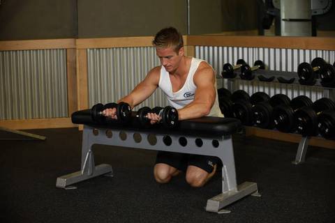 Avuç İçi Aşağı Dambıl Bilek Curl Bench Üzerinde — bitiş pozisyonu