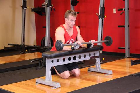 Avuç İçi Aşağı Bilek Curl Bench Üzerinde — bitiş pozisyonu