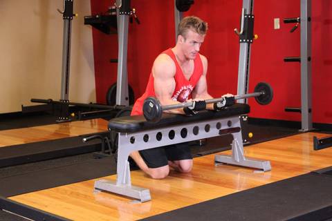 Avuç İçi Yukarı Halter Bilek Curl Bench Üzerinde — bitiş pozisyonu