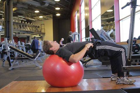 Physioball Kalça Bridge — bitiş pozisyonu