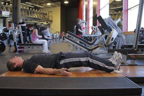 Platform Hamstring Kaydırması — başlangıç pozisyonu