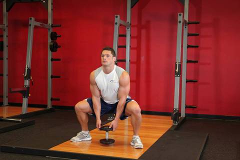 Plie Dambıl Squat — bitiş pozisyonu