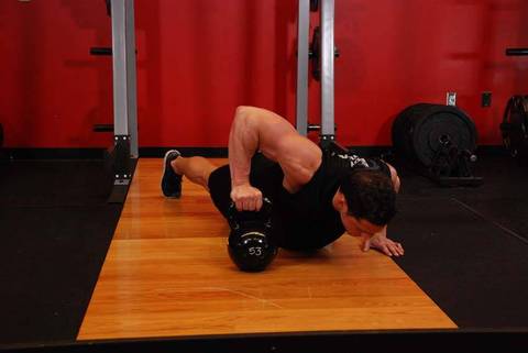Plyo Kettlebell Şınav — bitiş pozisyonu