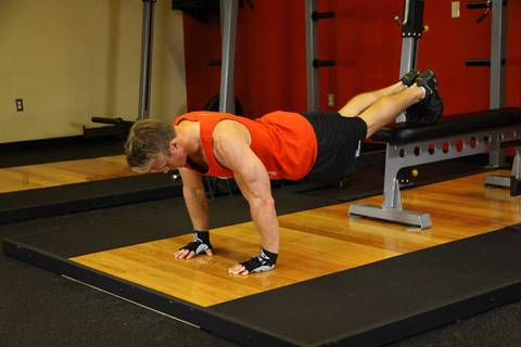 Push-Up Ayaklar Yükseltilmiş — başlangıç pozisyonu