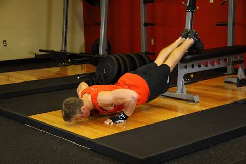 Push-Up Ayaklar Yükseltilmiş — bitiş pozisyonu