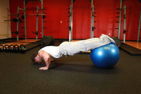 Push-Up Ayaklar Exercise Ball Üzerinde