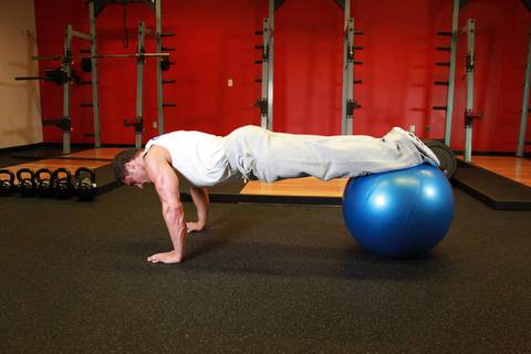 Push-Up Ayaklar Exercise Ball Üzerinde — bitiş pozisyonu
