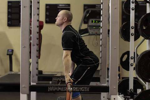 Lastik ile Rack Pull — başlangıç pozisyonu