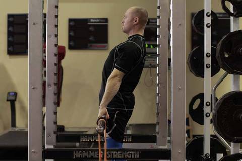 Lastik ile Rack Pull — bitiş pozisyonu