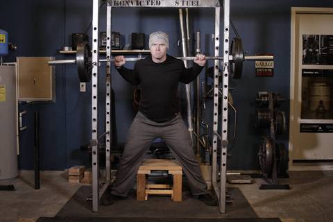 Reverse Band Box Squat — başlangıç pozisyonu