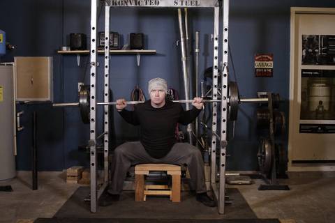 Reverse Band Box Squat — bitiş pozisyonu