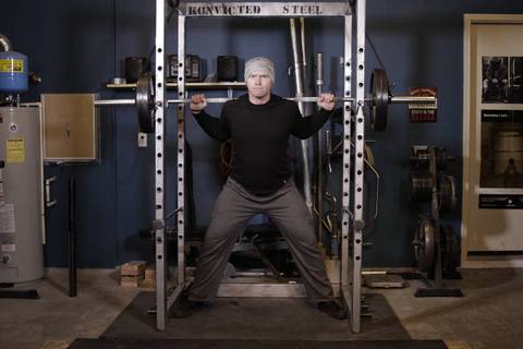 Reverse Band Power Squat — başlangıç pozisyonu