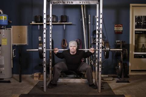 Reverse Band Power Squat — bitiş pozisyonu