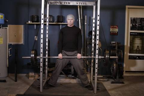 Reverse Band Sumo Deadlift — bitiş pozisyonu