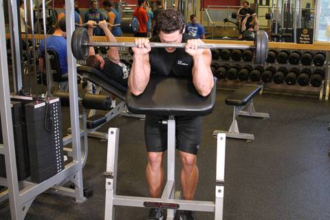 Reverse Barbell Preacher Curls — bitiş pozisyonu