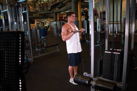 Reverse Cable Curl — başlangıç pozisyonu