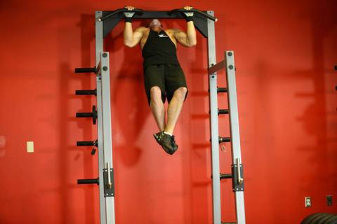 Rocky Pull-Ups/Pulldowns — bitiş pozisyonu