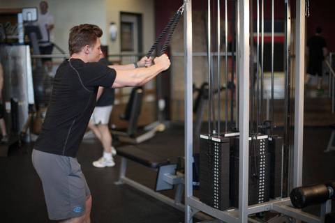 Rope Straight-Arm Pulldown — başlangıç pozisyonu