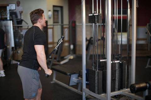 Rope Straight-Arm Pulldown — bitiş pozisyonu