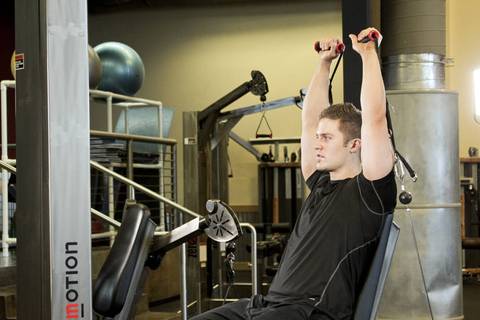 Seated Cable Shoulder Press — bitiş pozisyonu