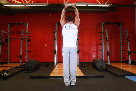 Shoulder Press - Lastikle — bitiş pozisyonu
