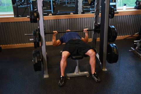 Smith Bench Press — başlangıç pozisyonu