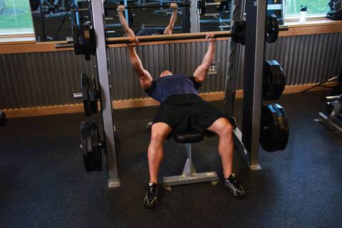 Smith Bench Press — bitiş pozisyonu