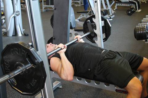 Smith Dar Tutamlı Bench Press