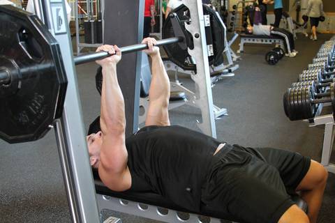 Smith Dar Tutamlı Bench Press — bitiş pozisyonu