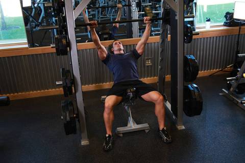 Smith Eğim Bench Press — bitiş pozisyonu