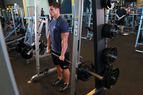 Smith Sert Bacak Deadlift — bitiş pozisyonu