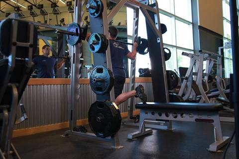 Smith Tek Bacak Bölünmüş Squat — başlangıç pozisyonu