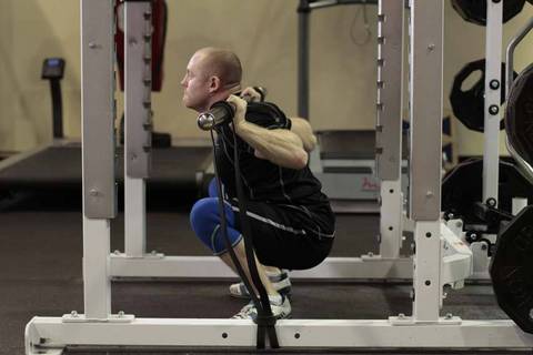 Squat with Bands — bitiş pozisyonu