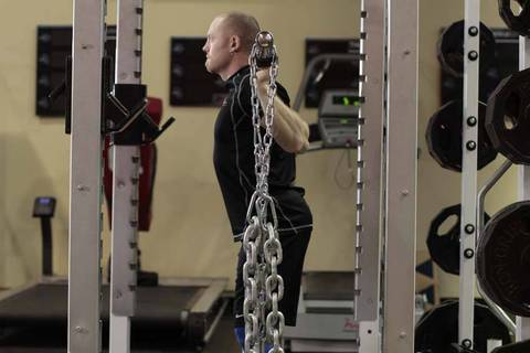 Squat with Chains — başlangıç pozisyonu