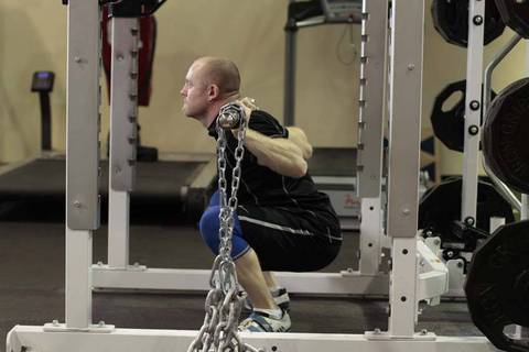 Squat with Chains — bitiş pozisyonu