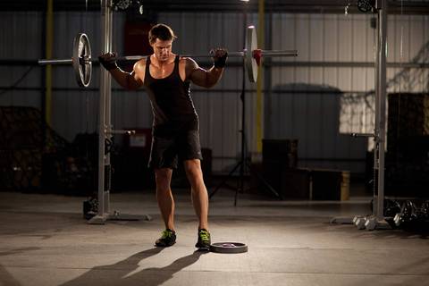 Squat with Plate Movers — başlangıç pozisyonu