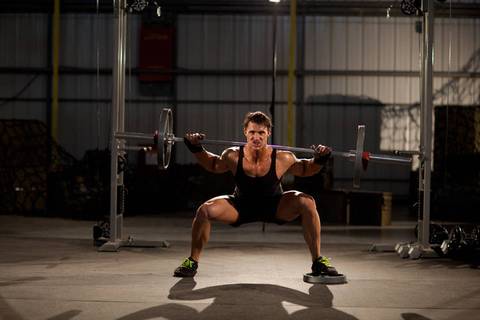 Squat with Plate Movers — bitiş pozisyonu