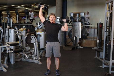Standing Alternating Dumbbell Press — bitiş pozisyonu