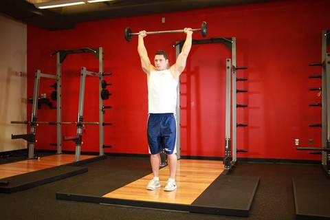 Standing Barbell Press Behind Neck — bitiş pozisyonu