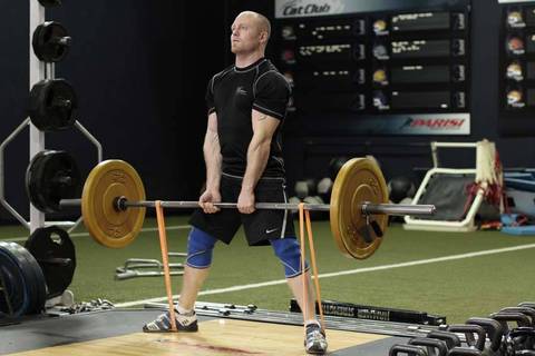 Lastikli Sumo Deadlift — bitiş pozisyonu