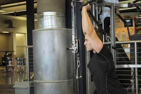Triceps Overhead Uzantı Lastikle — bitiş pozisyonu