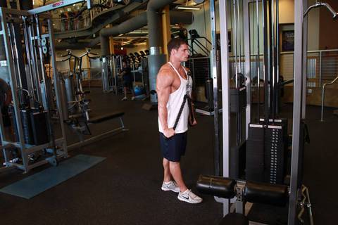 Triceps Pushdown Lastik Eki — bitiş pozisyonu